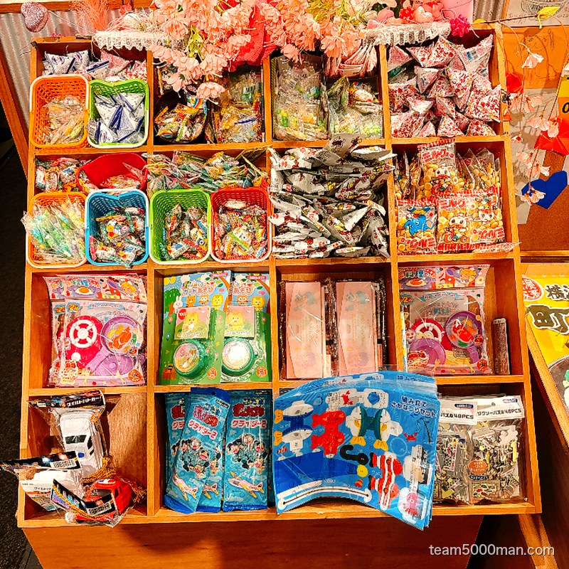 町田商店 成瀬店 お菓子・おもちゃの棚
