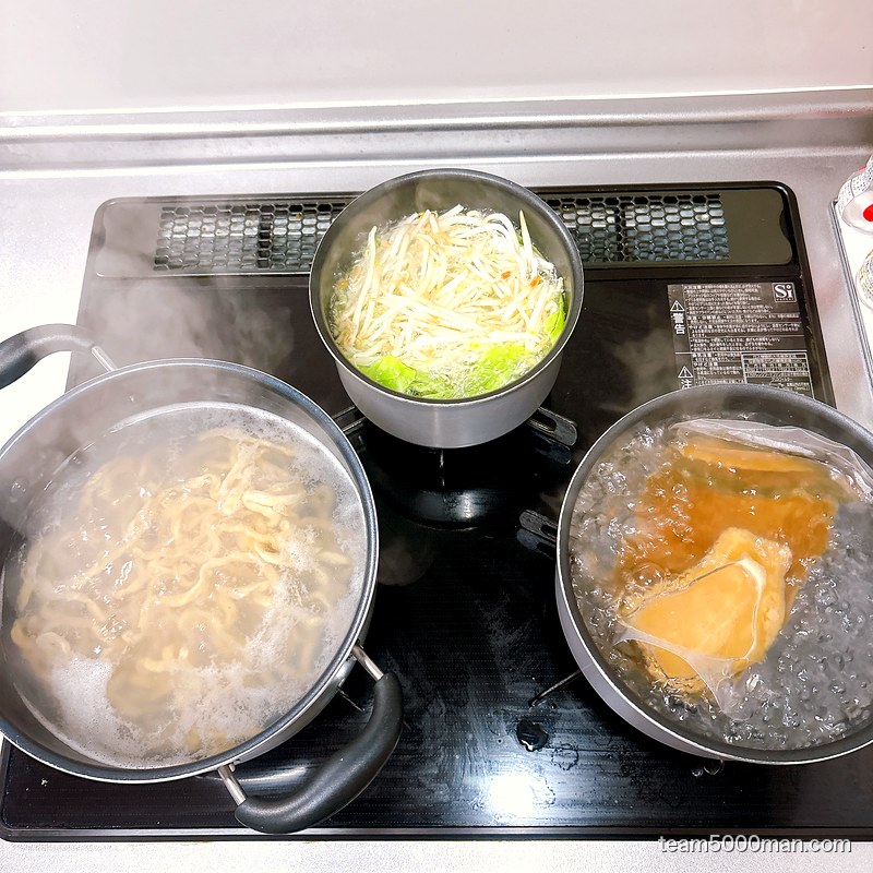豚仙人 具入りスープの湯煎準備