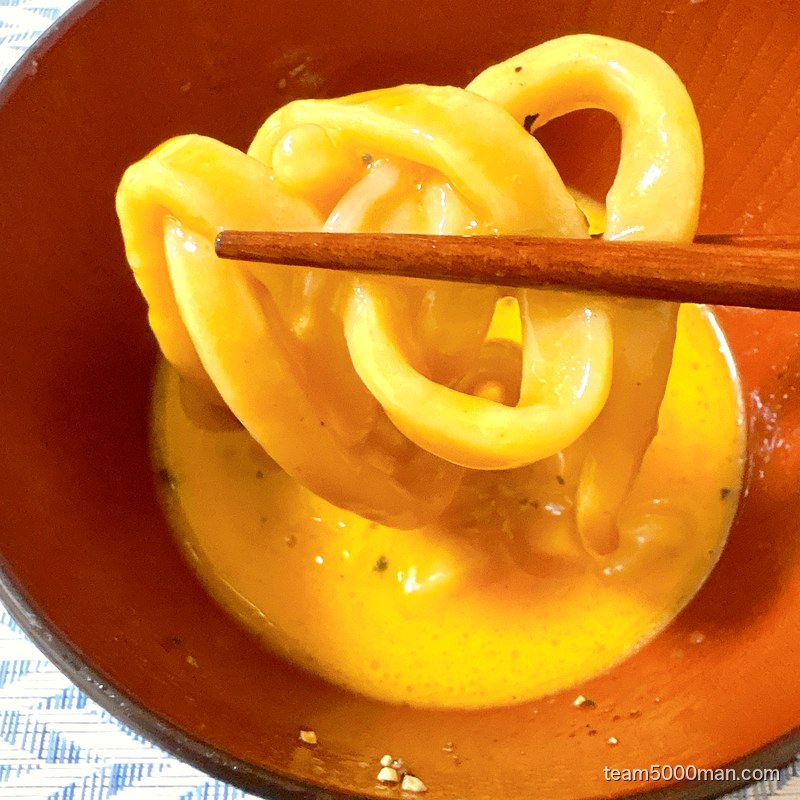 MEN YARD FIGHT 麺を卵黄に絡める