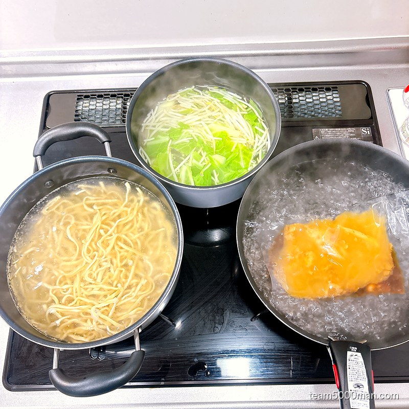 麺屋HERO 鍋で具材を湯煎中