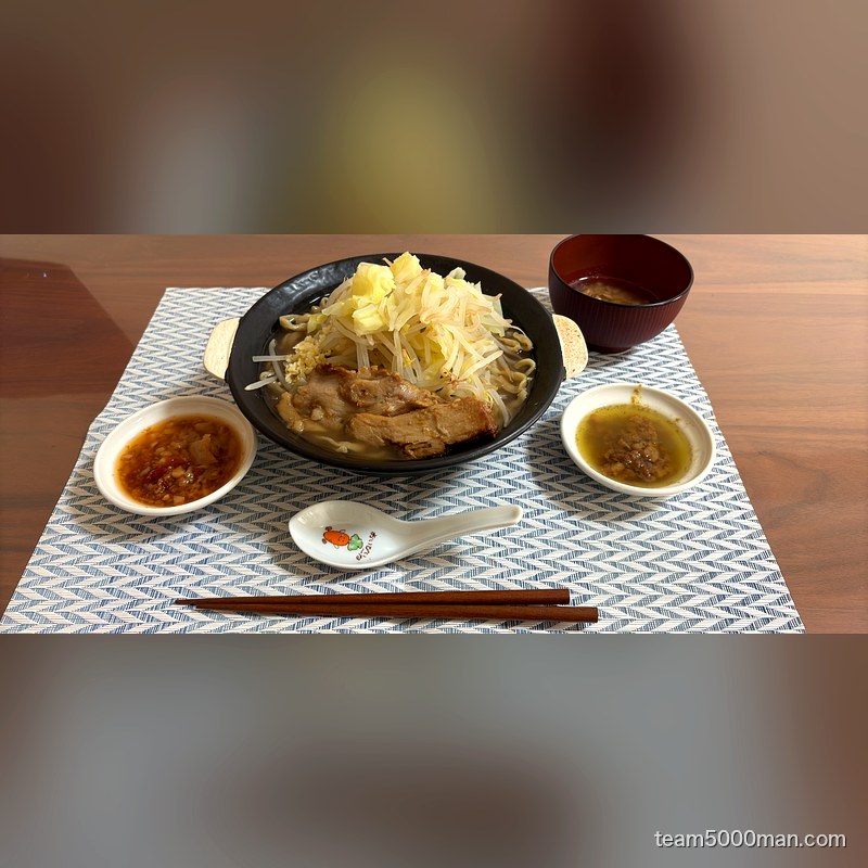 鬼トマとカレーラーメン 完成テーブル
