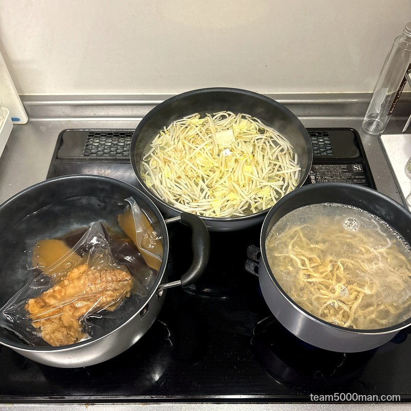 鬼トマとカレーラーメン 調理中