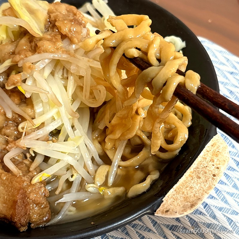 鬼トマとカレーラーメン 麺リフト
