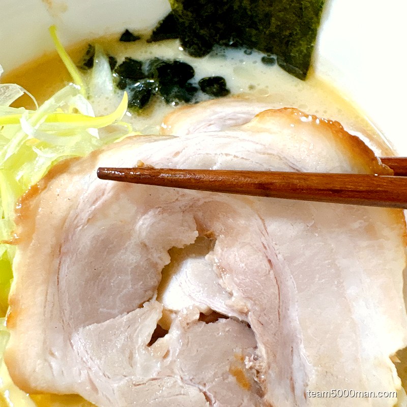 凪ラーメン 豚骨煮干 濃旨の雫 ロールチャーシュー2枚のクローズアップ