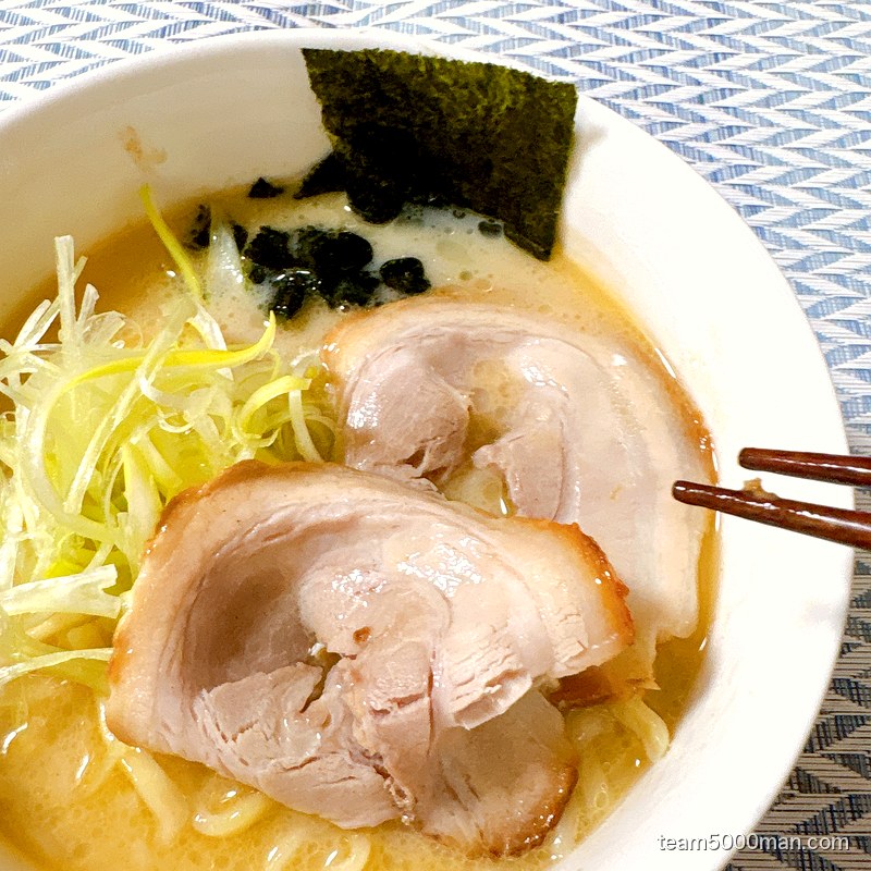 凪ラーメン 豚骨煮干 濃旨の雫 完成丼のサイドビュー