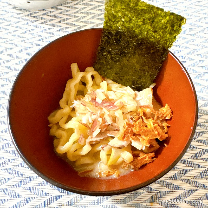 凪ラーメン 豚骨煮干 濃旨の雫 フライドオニオン＋みょうがの完成丼トッピングクローズアップ