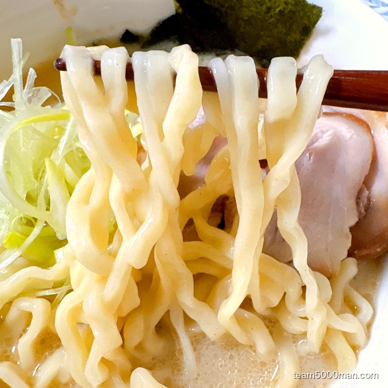 凪ラーメン 豚骨煮干 濃旨の雫 中太ストレート麺のリフト