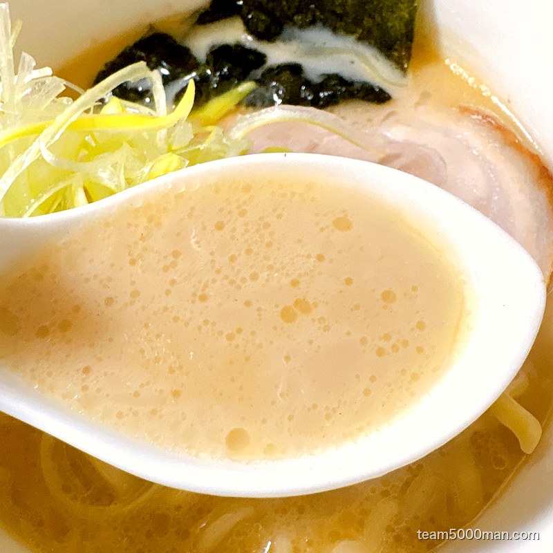 凪ラーメン 豚骨煮干 濃旨の雫 ミルキーなスープのアップ