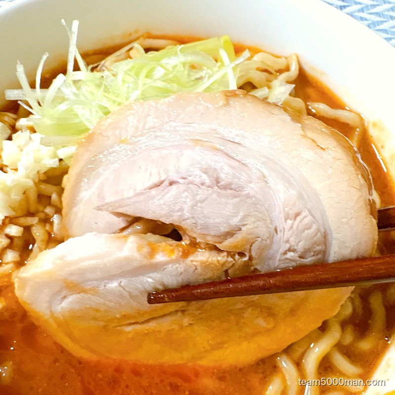 鬼ラーメン 業火の赤辛味噌 大判の煮豚チャーシュー