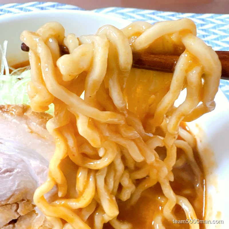 鬼ラーメン 業火の赤辛味噌 中太中華麺のリフト