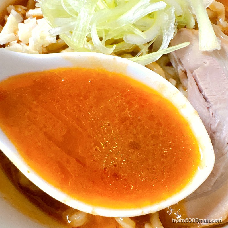 鬼ラーメン 業火の赤辛味噌 赤辛味噌スープのアップ