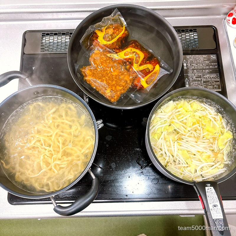 辛いスタ満ソバ 湯せん調理の様子