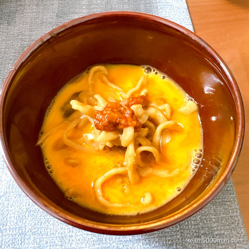 後半は生卵に麺をつけてマイルドに