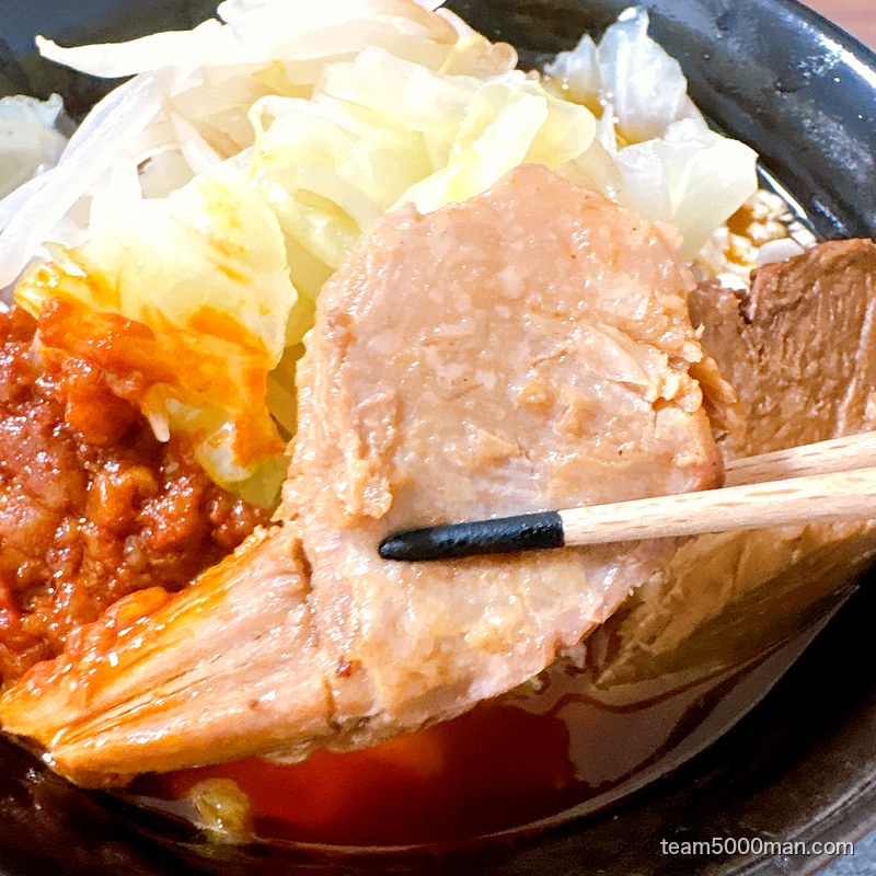 見た目は硬そうだが箸で崩れる豚ウデ肉のチャーシュー
