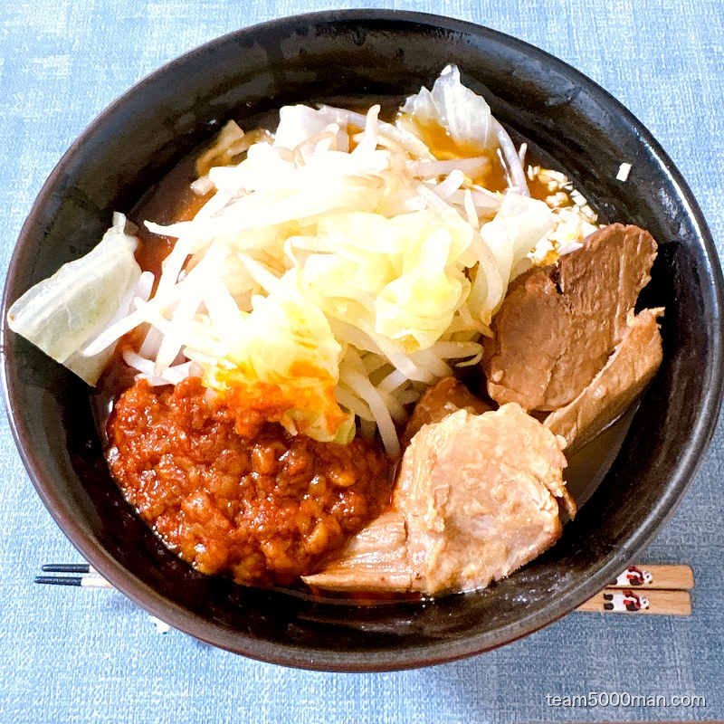 味噌二郎の完成丼を真上から。もやし・キャベツ・肉味噌・チャーシュー