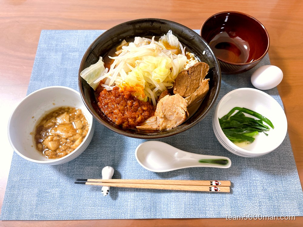 公式が味噌二郎と名乗るマジックの道「魔女が創ったnyan nyan味噌」。味付け脂・ニラバター・生卵を用意して実食