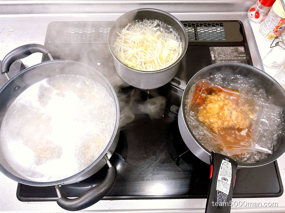 鍋3つを同時進行。麺・ヤサイ・スープと具材の湯せん