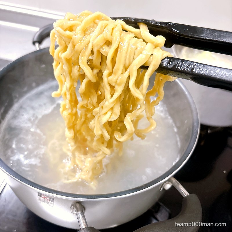 茹で上がった極太麺。5〜6分でこの太さに