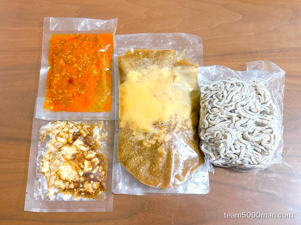 同梱物は麺・具入りスープ・味付け脂・肉味噌の4袋
