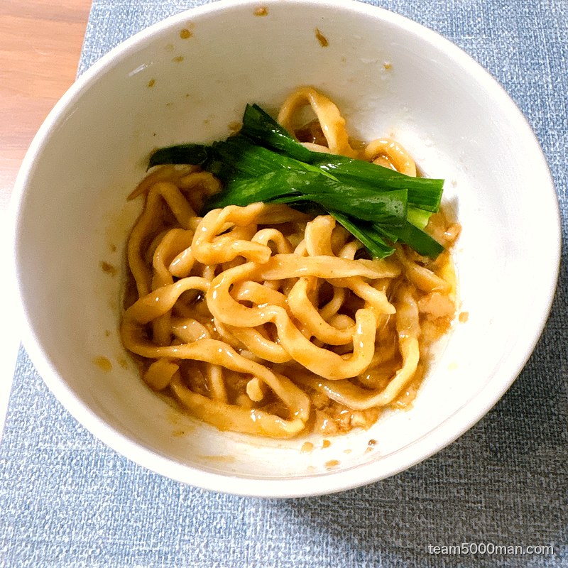 別皿の味付け脂にニラバターを合わせ、麺をディップした一皿