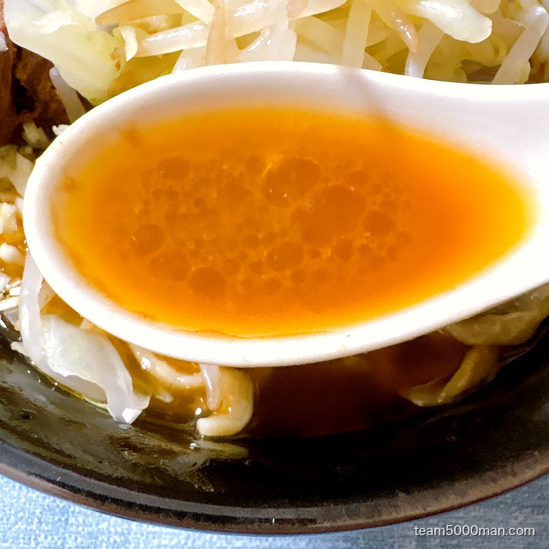 甘めの味噌に豚骨のコクが重なるスープ。表面には細かな脂が浮く