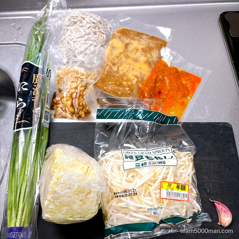 用意したトッピング。もやし・キャベツ・ニラ・ニンニク