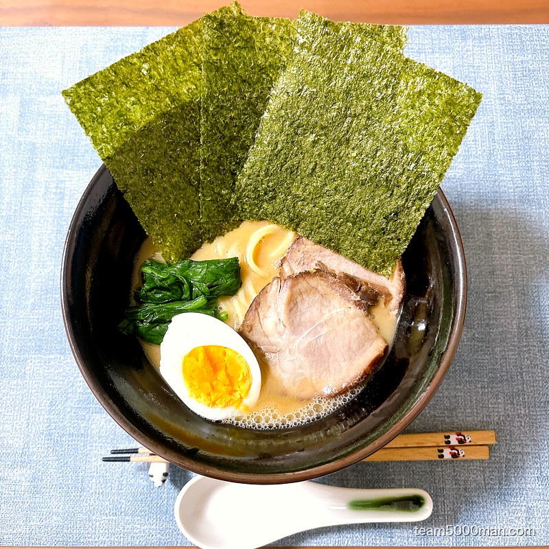 作田家 暴君RA-MEN 完成丼（俯瞰）