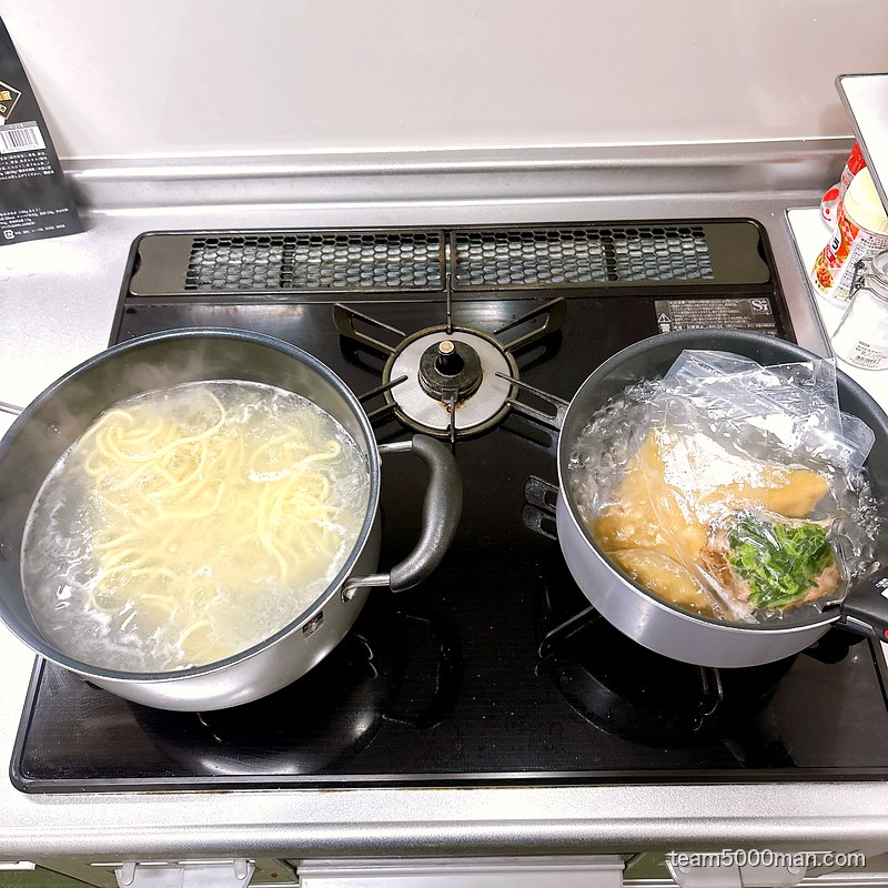 スープの湯せんと麺茹でを2つの鍋で同時進行