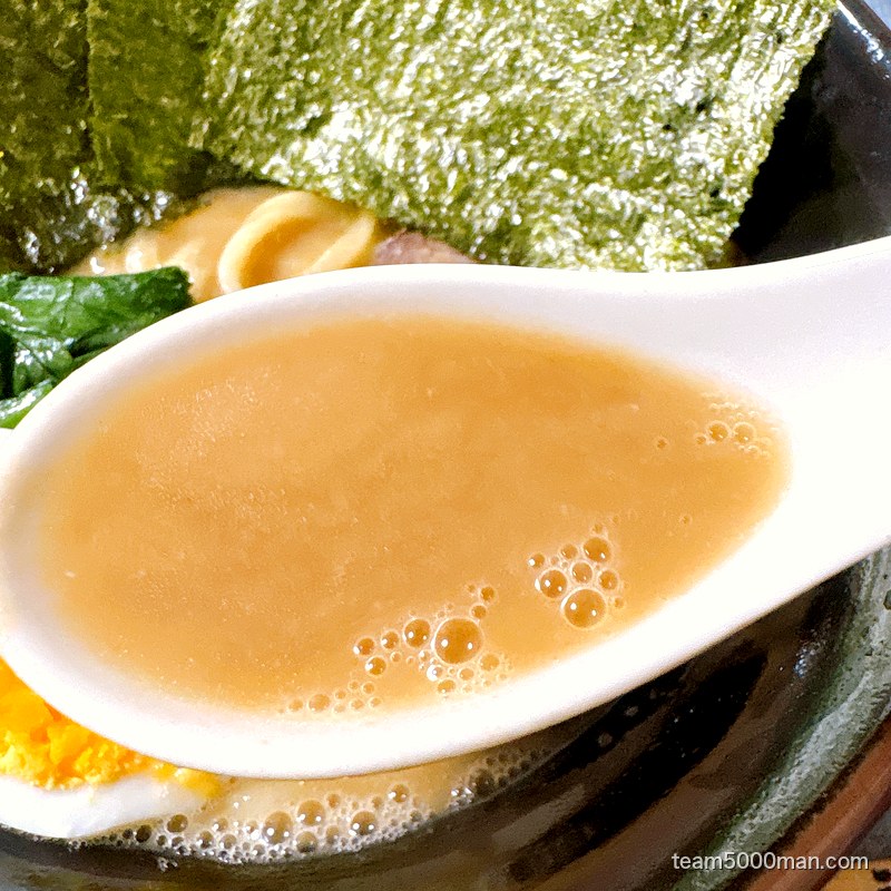 濃厚豚骨醤油スープのレンゲアップ