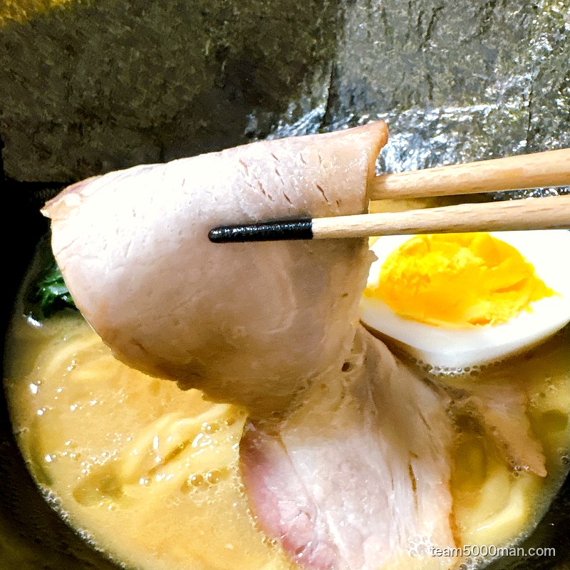 とみ田 家系ラーメンのチャーシューのリフト