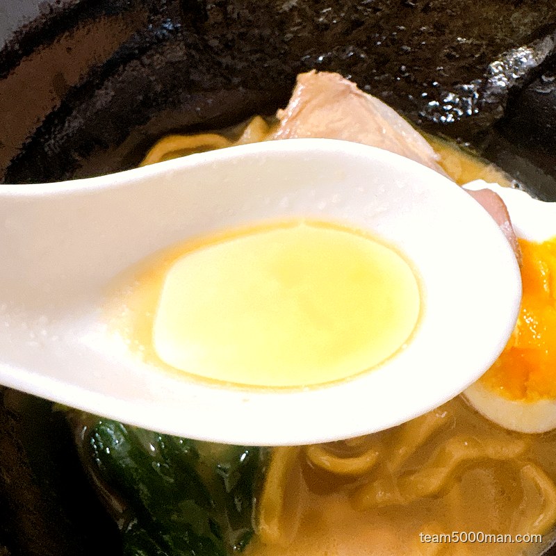 レンゲにすくった黄金色の鶏油