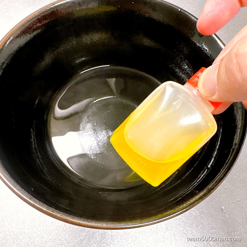 丼のお湯で温めた鶏油を注ぐ公式の手順