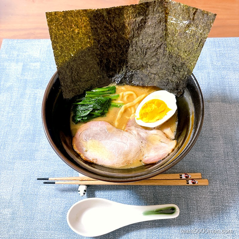 とみ田 家系ラーメン 完成丼(俯瞰)