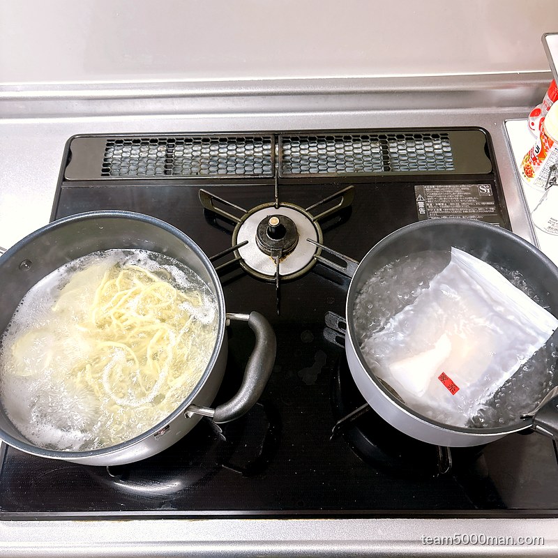 スープの湯せんと麺茹でを2つの鍋で同時進行