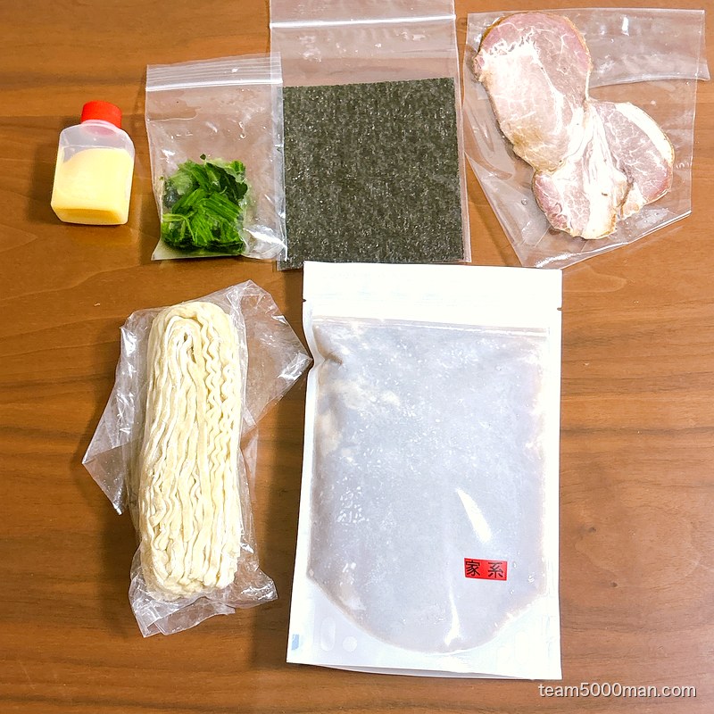 とみ田 家系ラーメンの同梱物一覧(麺・スープ・チャーシュー・ほうれん草・海苔・鶏油ボトル)