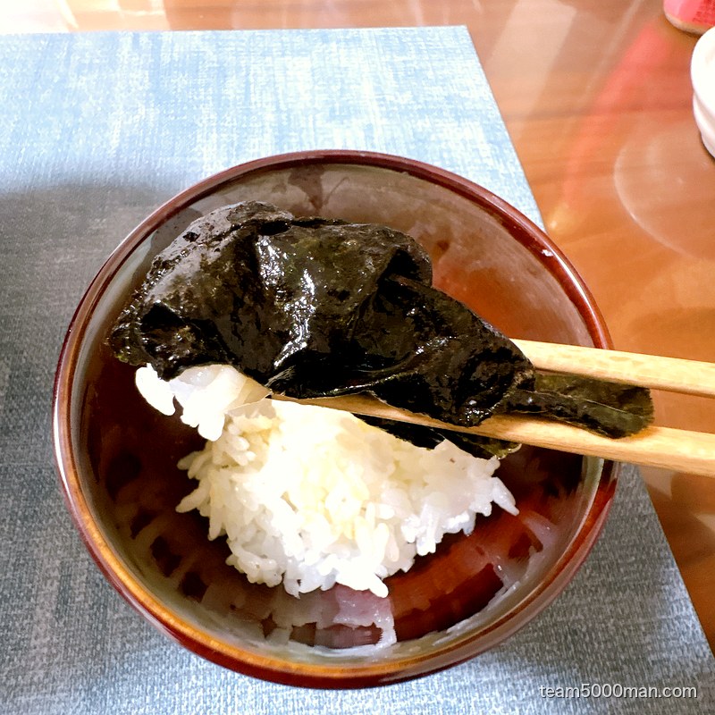 海苔をスープに浸してライスを巻く家系の食べ方