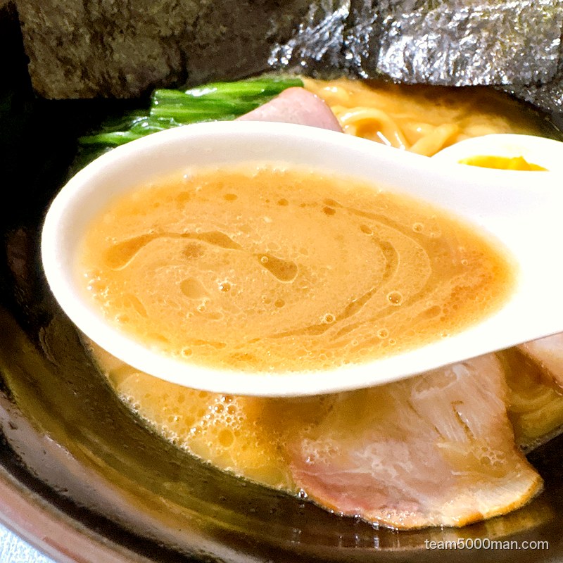 濃厚豚骨醤油スープのレンゲアップ