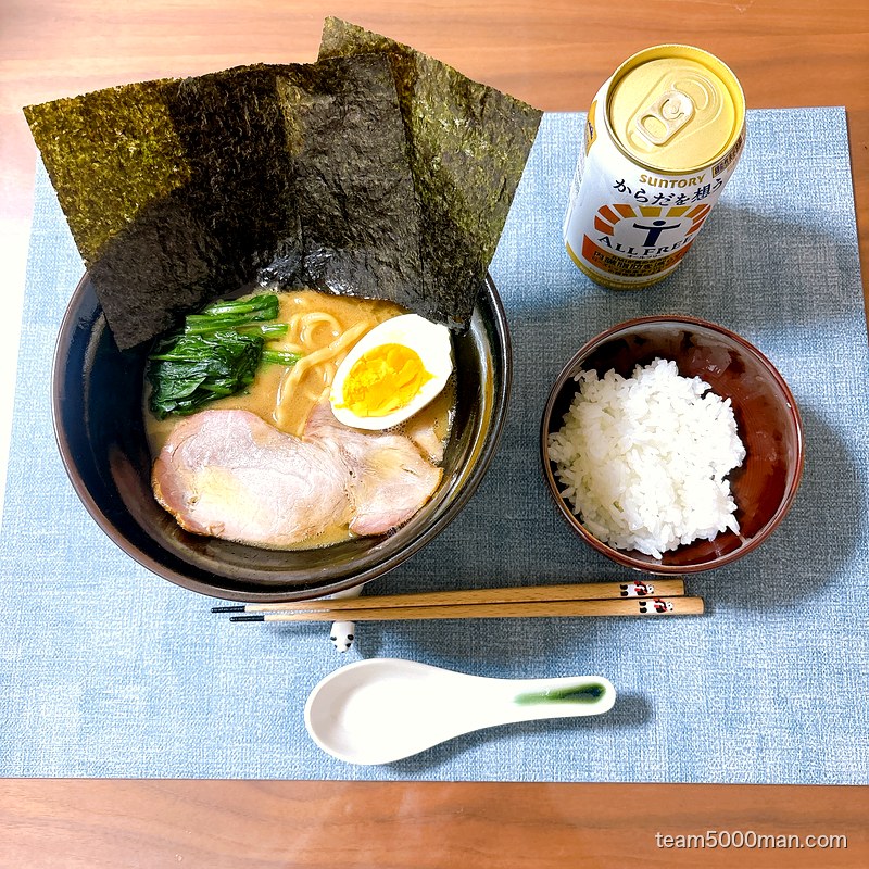 ライスと合わせたとみ田家系ラーメンの定食セット