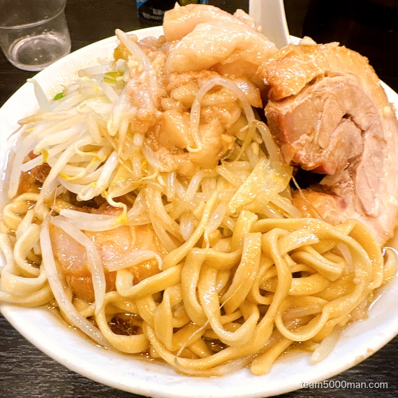丼の横から見た豚星。の太麺