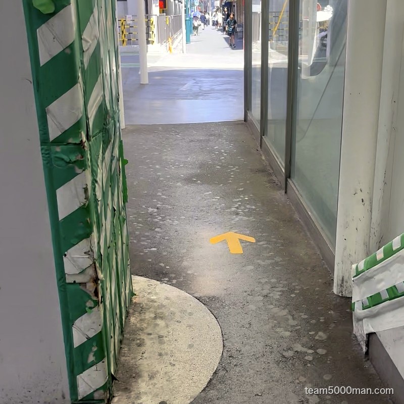 駅の高架下の通路