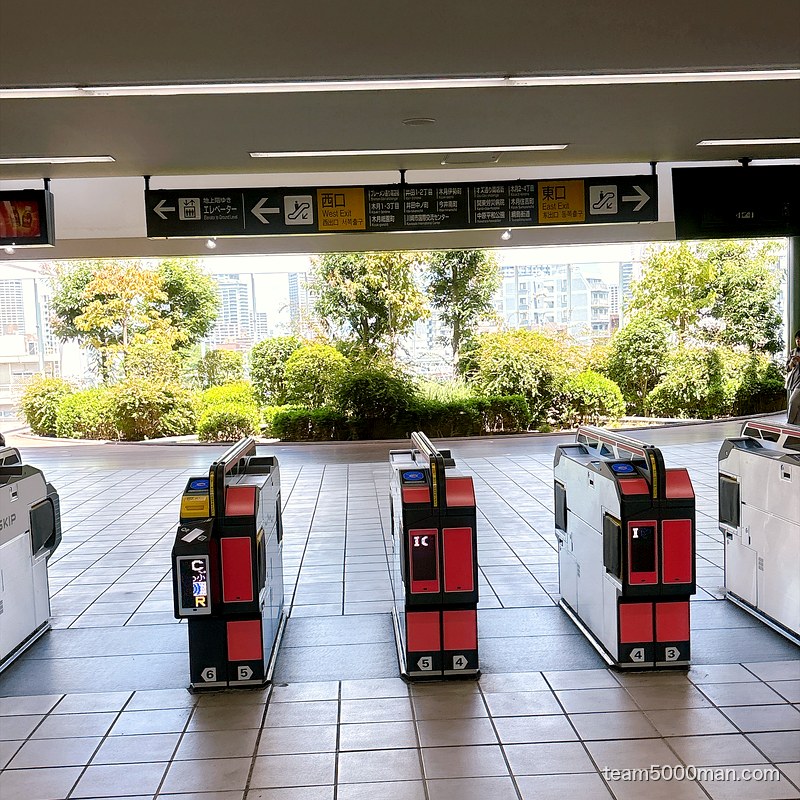 元住吉駅の改札。頭上の案内板に西口と東口の方向が示されている