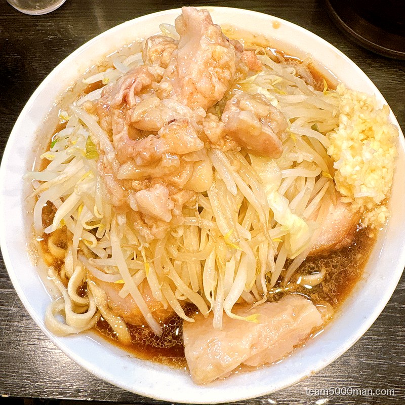 豚星。小ラーメン(豚2枚)の完成丼を真上から。ヤサイの山に背脂と刻みニンニク