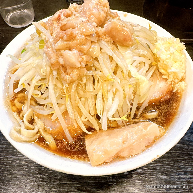 豚星。小ラーメンを斜めから。ヤサイの山と豚、スープが見える