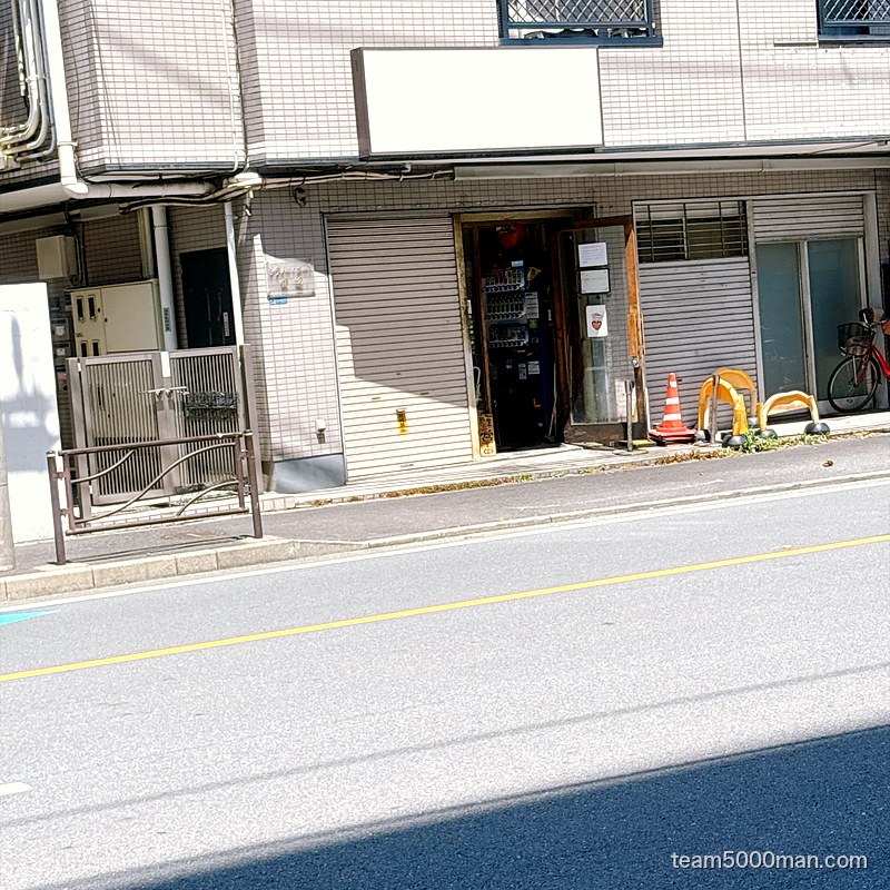 道路から見た豚星。の外観と入口