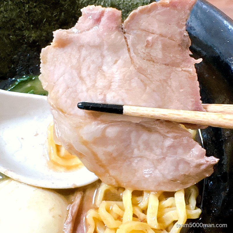 神田ラーメンわいずのチャーシューを箸で持ち上げたアップ
