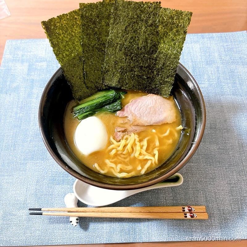 神田ラーメンわいず「ラーメン」完成丼を真上から