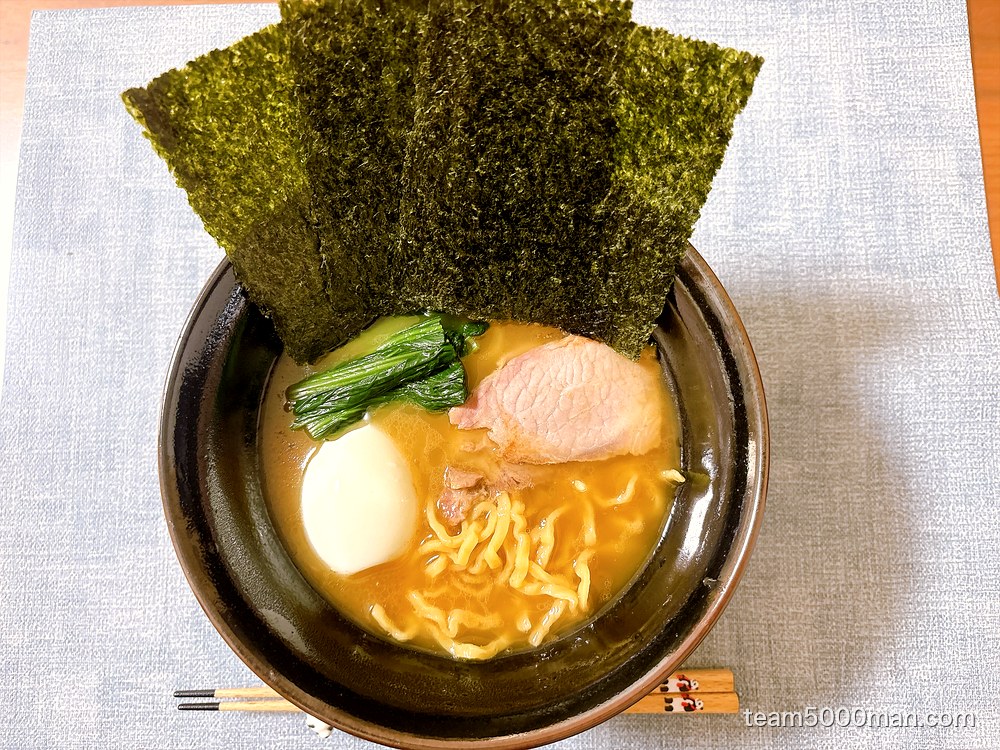 神田ラーメンわいず「ラーメン」完成丼。同梱の海苔とチャーシューに、ほうれん草とゆで卵を追加