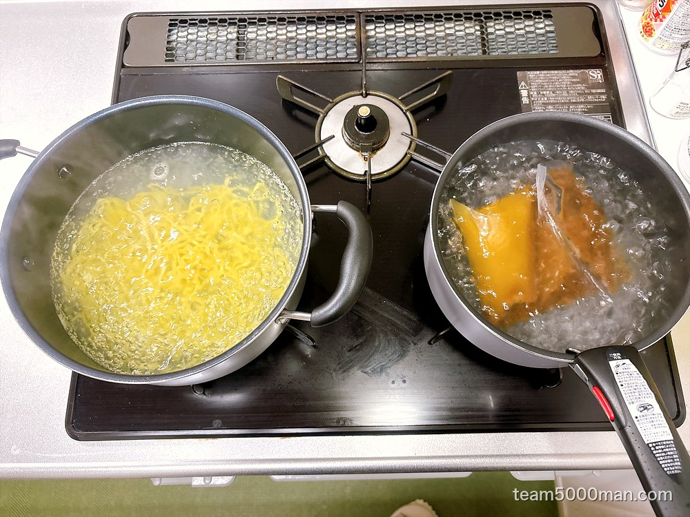 鍋2つで調理中。スープの湯せんと麺茹でを同時進行