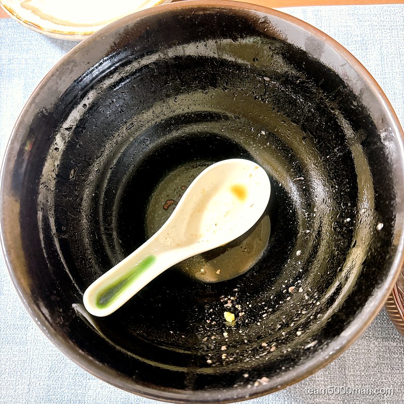 スープまで完飲した神田ラーメンわいずの空の丼