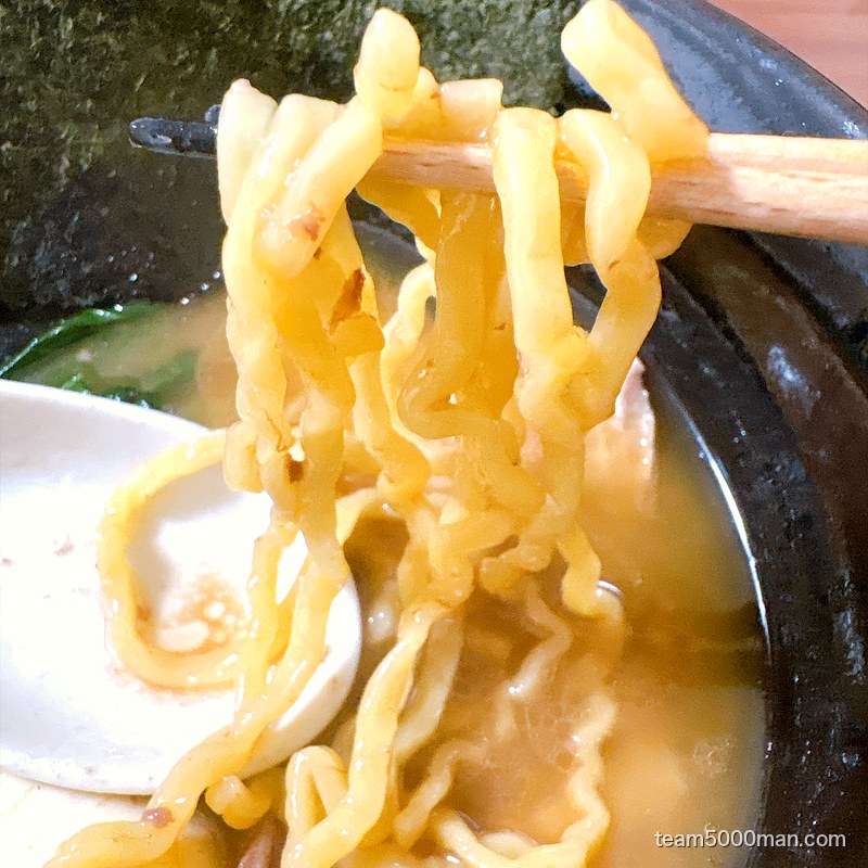 神田ラーメンわいずの中太縮れ麺を箸でリフト